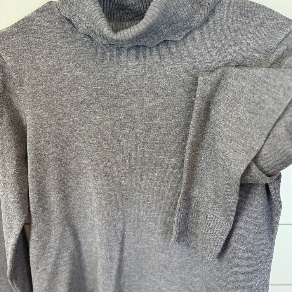Carolyn Taylor gray‎ scalloped detailed sweater women's size medium - Picture 3 of 4